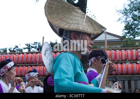Participants au 51e Festival de Kagurazaka le 26 juillet 2025, dans le quartier de Kagurazaka à Tokyo, au Japon. L'Awaodori est une danse dans laquelle les participants effectuent des mouvements fluides et gracieux qui ont pris naissance dans la préfecture de Tokushima. Crédit : Michael Steinebach/AFLO/Alamy Live News Banque D'Images