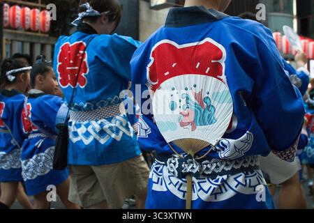 Participants au 51e Festival de Kagurazaka le 26 juillet 2025, dans le quartier de Kagurazaka à Tokyo, au Japon. L'Awaodori est une danse dans laquelle les participants effectuent des mouvements fluides et gracieux qui ont pris naissance dans la préfecture de Tokushima. Crédit : Michael Steinebach/AFLO/Alamy Live News Banque D'Images