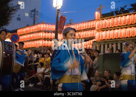 Participants au 51e Festival de Kagurazaka le 26 juillet 2025, dans le quartier de Kagurazaka à Tokyo, au Japon. L'Awaodori est une danse dans laquelle les participants effectuent des mouvements fluides et gracieux qui ont pris naissance dans la préfecture de Tokushima. Crédit : Michael Steinebach/AFLO/Alamy Live News Banque D'Images