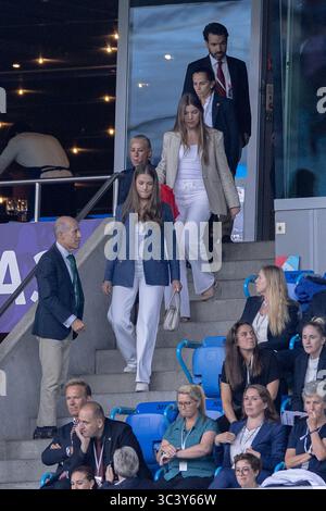 Bâle, Suisse. 27 juillet 2025. Bâle, Suisse, 27 juillet 2025 : Princesse Leonor et Infanta Sofía lors de la finale de l'UEFA Womens EURO 2025 entre l'Angleterre et l'Espagne au Jakob-Park à Bâle, Suisse. Philipp Kresnik (Philipp Kresnik/SheKicks/SPP) crédit : SPP Sport Press photo. /Alamy Live News Banque D'Images