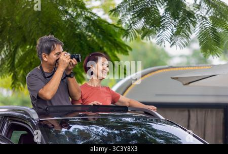 Couple senior conduisant un voyage en voiture après Reired. Banque D'Images