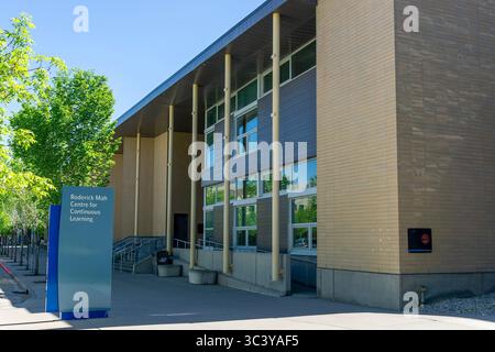 CALGARY, CANADA - 30 MAI 2025 : entrée au Roderick Mah Centre for Continuous Learning, un centre clé d'apprentissage et de conférence de l'Université Mount Royal Banque D'Images