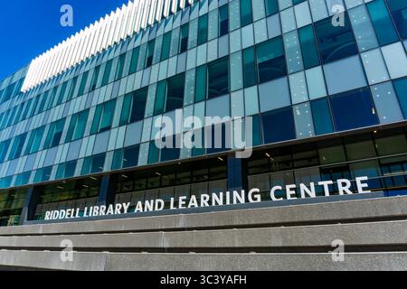 CALGARY, CANADA - 30 MAI 2025 : Bibliothèque Riddell à l'Université Mount Royal à Calgary, Alberta, Canada. L'université a été fondée en 1910 et a un St Banque D'Images