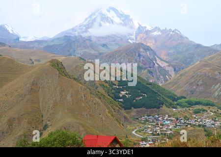 Vue aérienne impressionnante de la petite ville de Stepantsminda dans la région de Mtskheta-Mtianeti, au nord-est de la Géorgie Banque D'Images