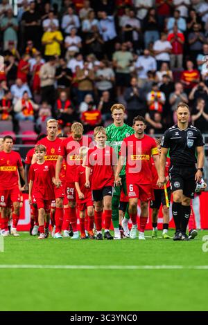 Farum, Danemark. 27 juillet 2025. Les joueurs du FC Nordsjaelland entrent sur le terrain pour le match de Superliga 3F entre le FC Nordsjaelland et Broendby S'ILS sont à droite de Dream Park à Farum crédit : Gonzales photo/Alamy Live News Banque D'Images