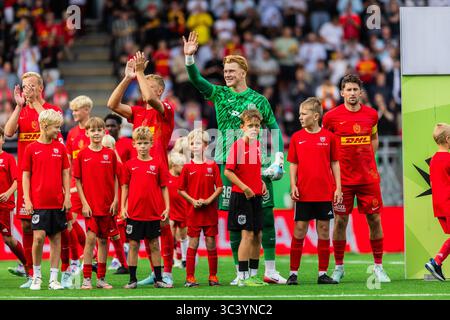 Farum, Danemark. 27 juillet 2025. Les joueurs du FC Nordsjaelland entrent sur le terrain pour le match de Superliga 3F entre le FC Nordsjaelland et Broendby S'ILS sont à droite de Dream Park à Farum crédit : Gonzales photo/Alamy Live News Banque D'Images
