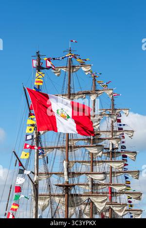 Aberdeen, Écosse, Royaume-Uni - 18 juillet 2025 : les navires participant aux courses de grands navires 2025 ont commencé à arriver à Aberdeen avant. Drapeau et voile péruviens Banque D'Images