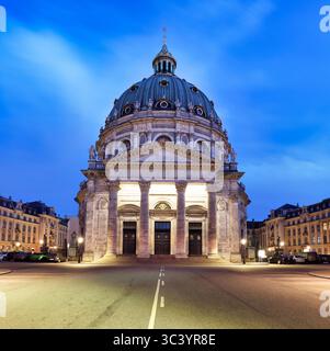 L'église de Frederik au lever du soleil, populairement connue sous le nom d'église de marbre à Copenhague, au Danemark Banque D'Images