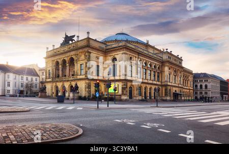 Théâtre de Copenhague au coucher du soleil à Kongens Nytorv, le Royal Playhouse et l'Old Stage Banque D'Images