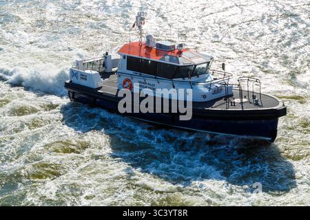 Dover Pilot Harbour Patrol Boat DHB Diligent à Dover, Kent, Royaume-Uni en mai Banque D'Images