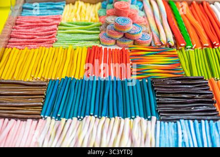 bonbons en gelée avec différentes saveurs sous forme de bâtonnets multicolores de vers dans une confiserie Banque D'Images