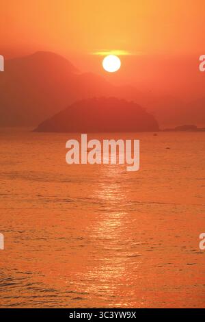 Lever de soleil accrocheur sur l'océan Atlantique vue depuis la plage de Copacabana, Rio de Janeiro, Brésil, Amérique du Sud Banque D'Images