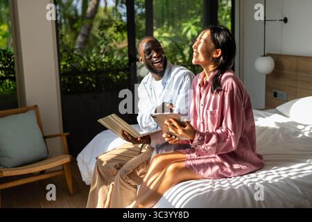 Un couple heureux et multinational qui sont des nomades numériques et travaillent dans un pays différent chaque mois Banque D'Images