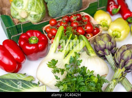Assortiment de légumes biologiques frais du marché alimentaire local sur fond blanc Banque D'Images