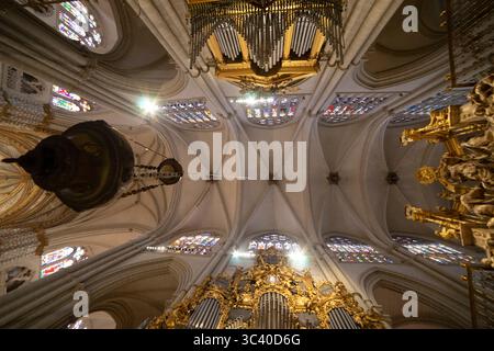 Superbe intérieur de la cathédrale de Tolède avec orgue et vitraux Banque D'Images