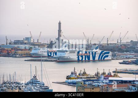 Gênes, Italie. 8 juin 2025. Une large vue sur le port de Gênes avec de grands ferries amarrés, le phare historique, et divers autres bateaux sous Li naturel Banque D'Images