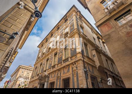 Gênes, Italie. 8 juin 2025. La lumière du soleil illumine la façade ornée du Palazzo Lomellino, un palais de la Renaissance sur la via Garibaldi Banque D'Images