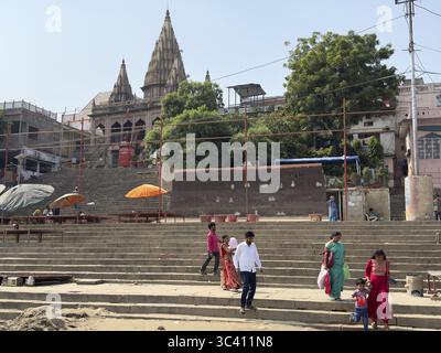 Ghats à Varanasi. Varanasi, également connu sous le nom de Benares ou Kashi, est une ville de l'État indien de l'Uttar Pradesh. Il est situé sur le Gange et a aroun Banque D'Images