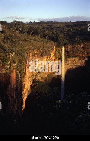 Chutes du voile de la mariée dans le parc national de Chapada dos Guimaraes, Brésil. Banque D'Images