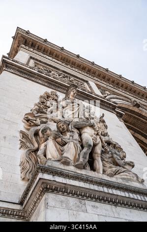 Gros plan de sculptures sur le flanc de l'Arc de Triomphe à Paris. Banque D'Images