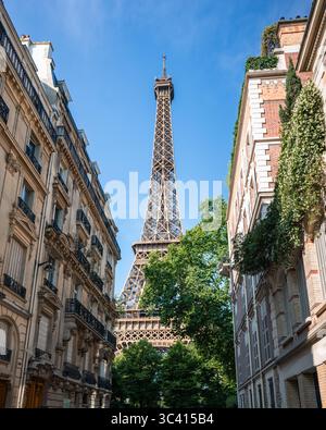 Vue de la Tour Eiffel entre les bâtiments de la rue à Paris, France. Banque D'Images