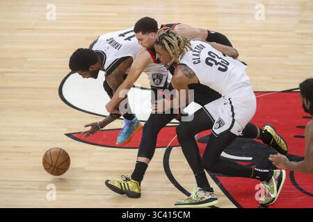 11 mai 2021 : Kyrie Irving (11 ans) des nets de Brooklyn et Nicolas Claxton (33 ans) prennent en sandwich Zach LaVine des Bulls de Chicago à la poursuite d'une perdante au deuxième quart-temps au United Center de Chicago le mardi 11 mai 2021. (Crédit image : © TNS via ZUMA Wire) Banque D'Images