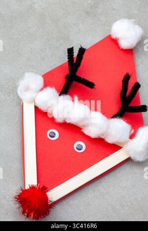 Renne artisanal avec des bâtons de crème glacée coton et quelques nettoyeurs de tuyaux Banque D'Images