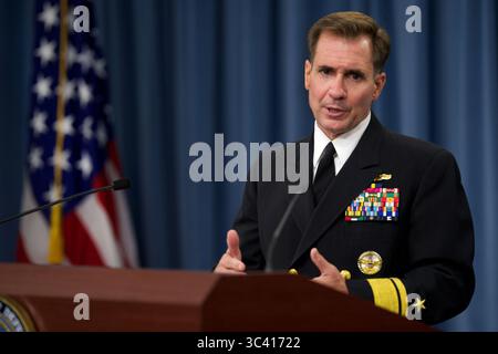 Pentagone Secrétaire de presse L'amiral John Kirby, arrière-marine, informe les journalistes au Pentagone, le 5 août 2014. (Photo DOD de Casper Manlangit ) Banque D'Images