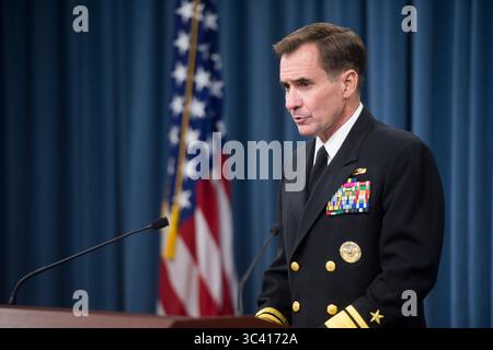 Pentagone Secrétaire de presse L'amiral John Kirby, arrière-amiral de la Marine, présente des reporters au Pentagone, le 24 juin 2014. (Photo du DOD par le sergent Aaron Hostutler du corps des Marines des États-Unis ) Banque D'Images