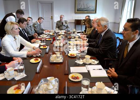 Le secrétaire américain à la Défense Chuck Hagel rencontre le ministre albanais de la Défense Mimi Kodheli au Pentagone, octobre 30, 2014, t pour discuter de questions d'importance mutuelle. (Photo DOD de Glenn Fawcett) Banque D'Images