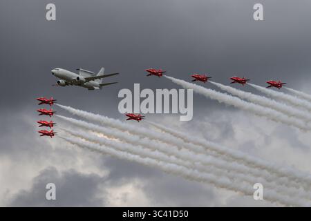 Royal Air Force Wedgetail AEW Mk1 avec les flèches rouges Banque D'Images