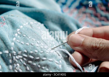 Réparer un Jean avec Sashiko, une technique traditionnelle japonaise de broderie et de couture Banque D'Images