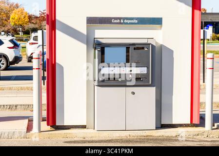 Vue d'un guichet automatique déserté par un matin d'automne ensoleillé Banque D'Images