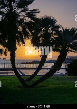 Playa de Amadores plage au coucher du soleil, Porto Rico sur l'île de Gran Canaria, Îles Canaries, Espagne. 11 juillet 2025. Banque D'Images