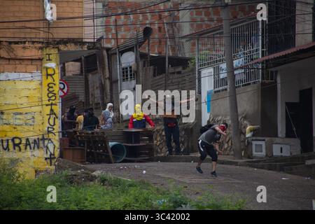 29 avril 2021, Yumbo, Valle del Cauca, Colombie : des manifestants jettent des pierres et débordent d'une barricade improvisée alors que les manifestants et la police anti-émeute de Cali (ESMAD) se sont affrontés après la mort d'un manifestant la nuit précédente. Les émeutes et les manifestations ont eu lieu pendant plusieurs jours lors des manifestations antigouvernementales contre le président Ivan Duque sur la réforme fiscale et sanitaire le 29 avril 2021, à Yumbo, Valle del Cauca, Colombie (crédit image : © Mauricio Romero/LongVisual via ZUMA Wire) Banque D'Images