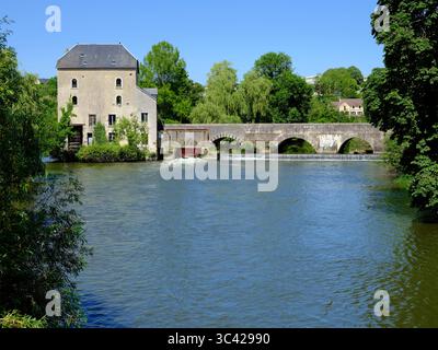 Moulin à eau et vieux pont à Fresnay, commune du département de la Sarthe dans la région des pays de la Loire dans le nord-ouest de la France Banque D'Images