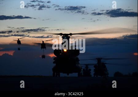 STYLELOCATIONU.S. Des soldats de la 173e brigade aéroportée commencent un assaut aérien nocturne lors de l'exercice DEFENDER-Europe 21, qui fait partie de Swift Response 21, à la base aérienne de Cheshnegirovo le 12 mai 2021 à Cheshnigirovo, Bulgarie. (Crédit image : © Kevin Payne/US Air/Planet Pix via ZUMA Wire) Banque D'Images