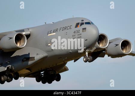 04-4132 le Boeing C-17A Globemaster III United States Air Force, débarquant à RAF lakenheath, Suffolk, Royaume-Uni, effectue son premier vol le 15 septembre 1991 Banque D'Images