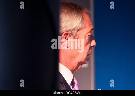 Millbank Tower, 21-24 Millbank, Londres, Royaume-Uni. 28 juillet 2025. Conférence de presse du Parti réformiste, Loi et ordre. Nigel Farage, Zia Yususf, Colin Sutton en tant que conseiller pour la police et le crime de Reform UK. Credit : Matthew Chattle/Alamy Live News Banque D'Images
