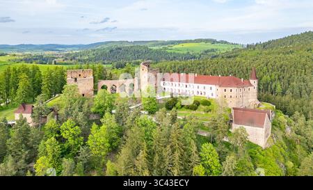 Le château de Velhartice se dresse majestueusement dans son cadre verdoyant et présente une architecture médiévale. Banque D'Images
