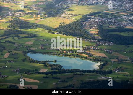 Une photographie aérienne montre le paysage pittoresque entourant Amsoldingen, en Suisse, avec le lac Amsoldingersee serein en évidence Banque D'Images