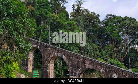 Une scène de photographie de coucher de soleil époustouflante se déroule à Batu Caves Malaysia, où un ciel d'une heure d'or rencontre les lumières de la tour urbaine et l'éclairage nocturne de la route. De Banque D'Images