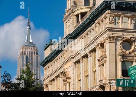 Quartier historique de Chelsea dans Midtown Manhattan avec une architecture du début du XXe siècle. Façade de bâtiment ornée le long de la 6e Avenue, New York City Banque D'Images