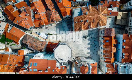 Vue aérienne des toits en terre cuite projetant des ombres chaudes sur les anciennes rues en pierre menant à la cour péristyle, Split, comté de Split-Dalmatie, Croatie. Banque D'Images