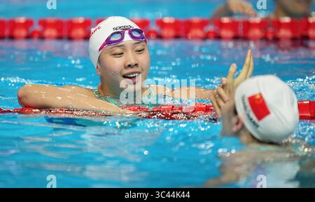Singapour. 28 juillet 2025. Tang Qianting, de Chine, célèbre avec Yang Chang, de Chine, la demi-finale féminine de natation sur 100 m brasse aux Championnats du monde de natation à Singapour, le 28 juillet 2025. Crédit : Xia Yifang/Xinhua/Alamy Live News Banque D'Images