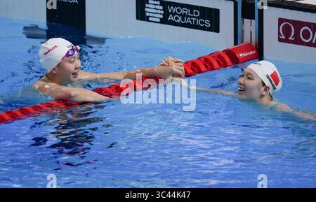 Singapour. 28 juillet 2025. Tang Qianting (G) de Chine célèbre avec Yang Chang de Chine après la demi-finale féminine de natation sur 100 m brasse aux Championnats du monde de natation à Singapour, le 28 juillet 2025. Crédit : Wu Zhizun/Xinhua/Alamy Live News Banque D'Images