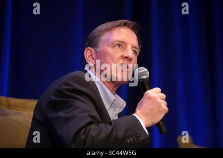 5 octobre 2018, Phoenix, Arizona, États-Unis : Paul Gosar, membre du Congrès américain, s'entretenant avec les participants au Sommet de la fabrication de l'Arizona 2018 organisé par l'Arizona Manufacturing Council et la Chambre de commerce et d'industrie de l'Arizona au Renaissance Downtown Hotel à Phoenix, Arizona, le 5 octobre 2018. (Crédit image : © Gage Skidmore/ZUMA Wire) Banque D'Images