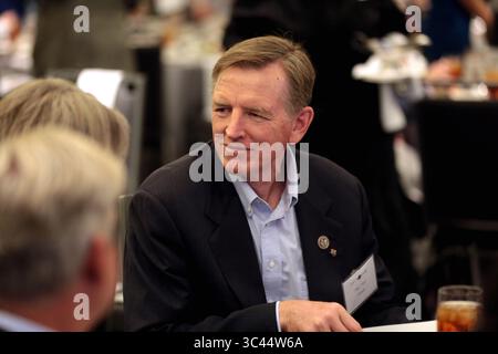 5 octobre 2018, Phoenix, Arizona, États-Unis : Paul Gosar, membre du Congrès américain, s'entretenant avec les participants au Sommet de la fabrication de l'Arizona 2018 organisé par l'Arizona Manufacturing Council et la Chambre de commerce et d'industrie de l'Arizona au Renaissance Downtown Hotel à Phoenix, Arizona, le 5 octobre 2018. (Crédit image : © Gage Skidmore/ZUMA Wire) Banque D'Images