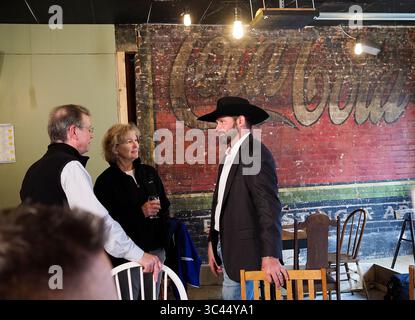 28 MAI 2021, SIOUX CITY, IOWA, ÉTATS-UNIS : DAVE MUHLBAUER, a droite, un challenger démocrate pour le siège du Sénat américain de l'Iowa maintenant occupé par Charles Grassley (R-IA) discute avec des gens à la Jackson Street Brewery dans le centre-ville de Sioux City, Iowa vendredi soir, 28 mai 2021. Muhlbauer fait des incursions à travers l'État de l'Iowa pour évaluer son potentiel de course. (Crédit image : © Jerry Mennenga/ZUMA Wire) Banque D'Images