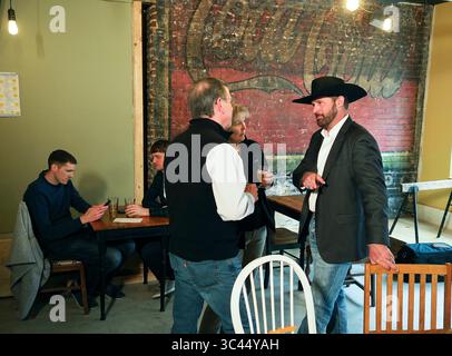 28 MAI 2021, SIOUX CITY, IOWA, ÉTATS-UNIS : DAVE MUHLBAUER, a droite, un challenger démocrate pour le siège du Sénat américain de l'Iowa maintenant occupé par Charles Grassley (R-IA) discute avec des gens à la Jackson Street Brewery dans le centre-ville de Sioux City, Iowa vendredi soir, 28 mai 2021. Muhlbauer fait des incursions à travers l'État de l'Iowa pour évaluer son potentiel de course. (Crédit image : © Jerry Mennenga/ZUMA Wire) Banque D'Images